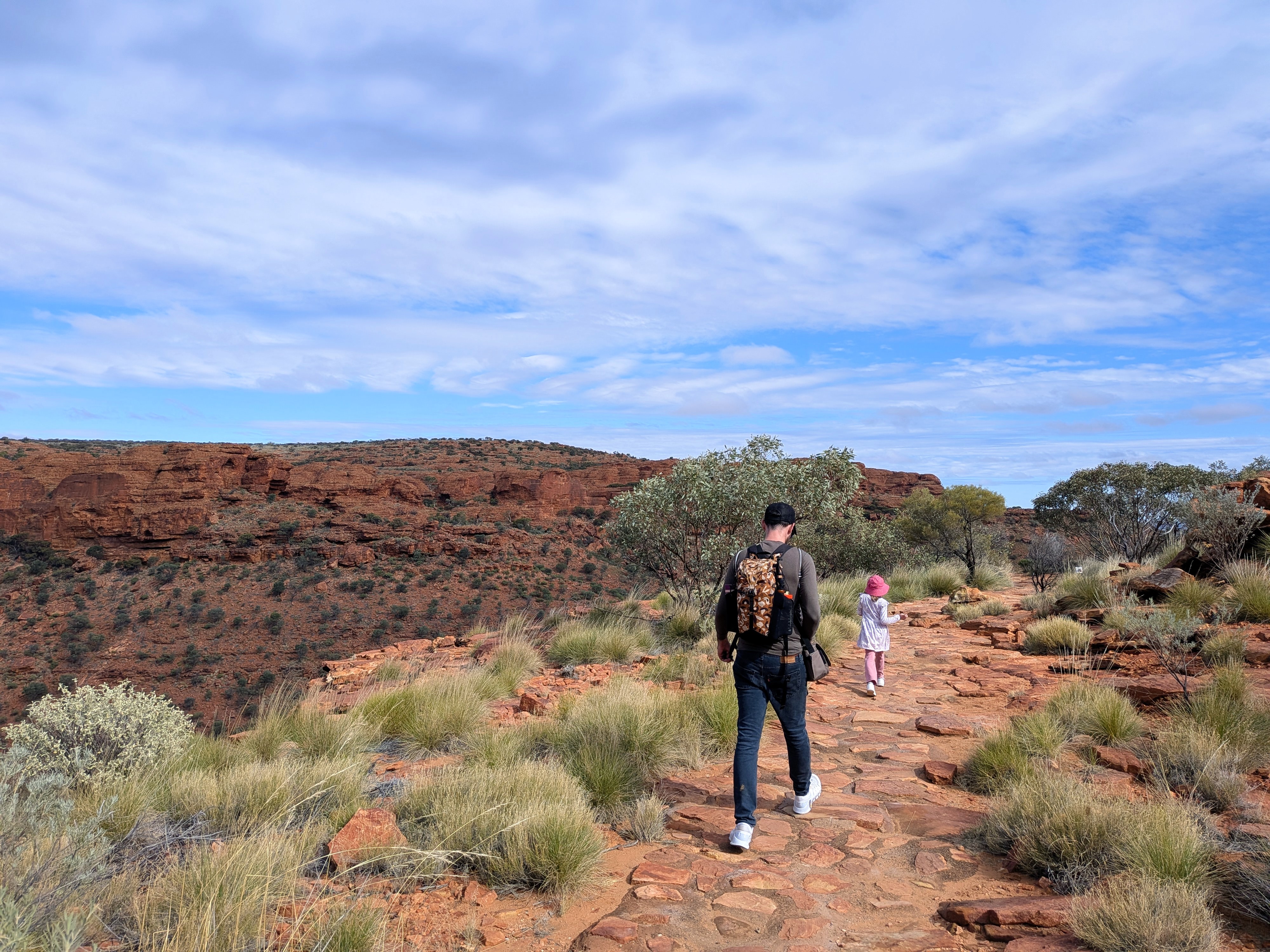 Dylan and Leah walking along the rim track at Kings Canyon