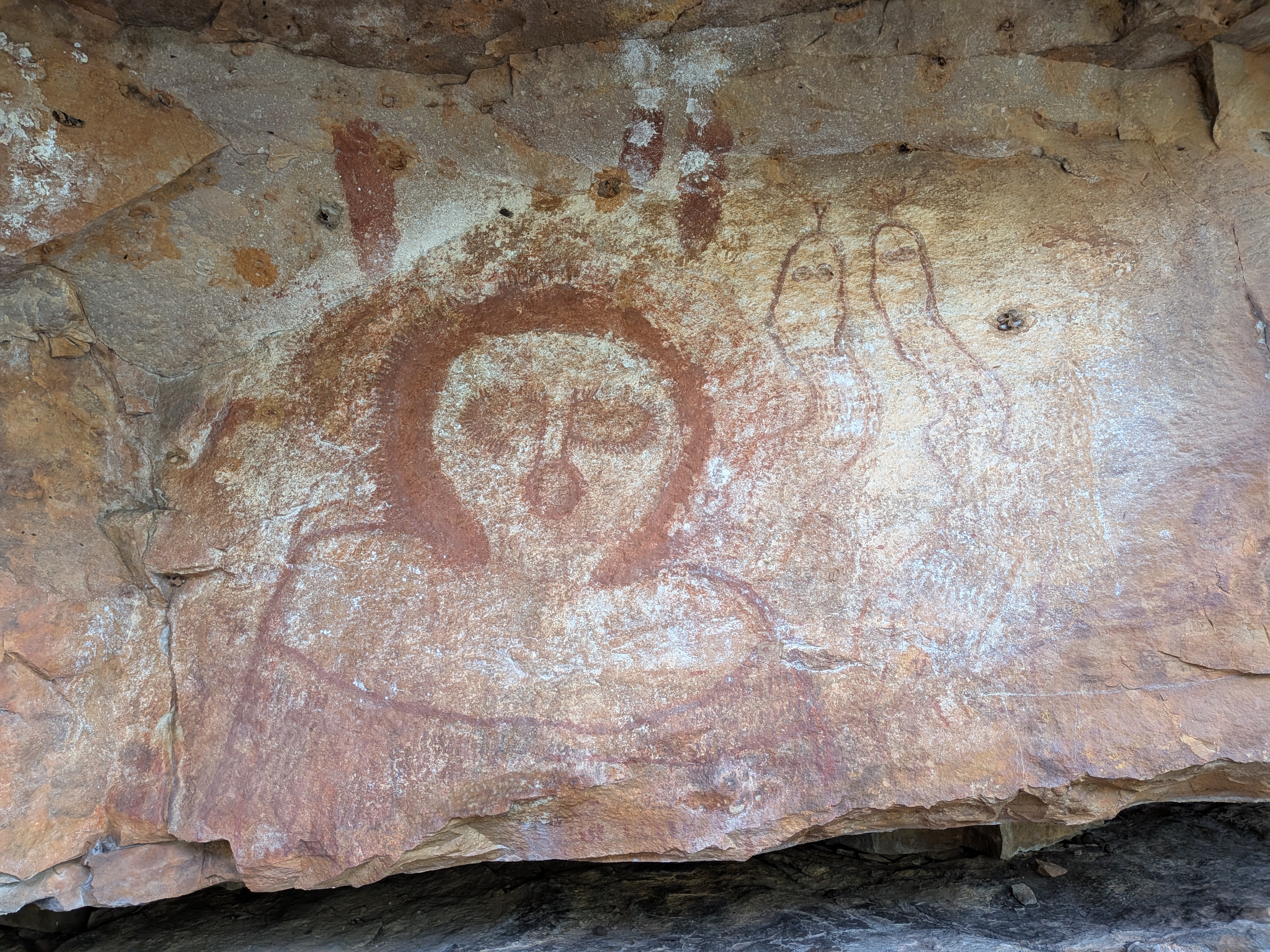 The Wandjina figure beside the pool, painted by the Ngarinyin people